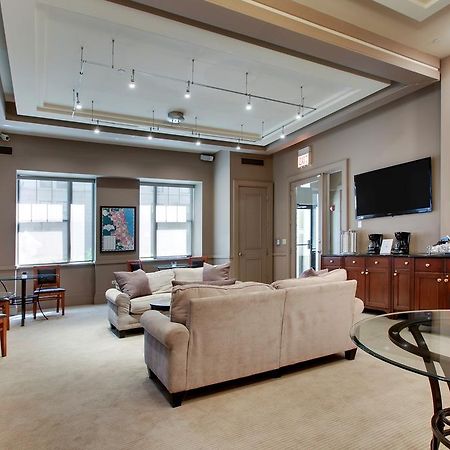 Dewitt Hotel And Suites Chicago Bagian luar foto