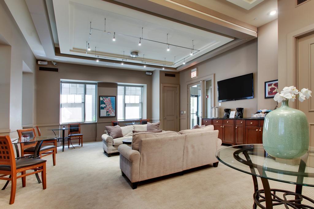 Dewitt Hotel And Suites Chicago Bagian luar foto