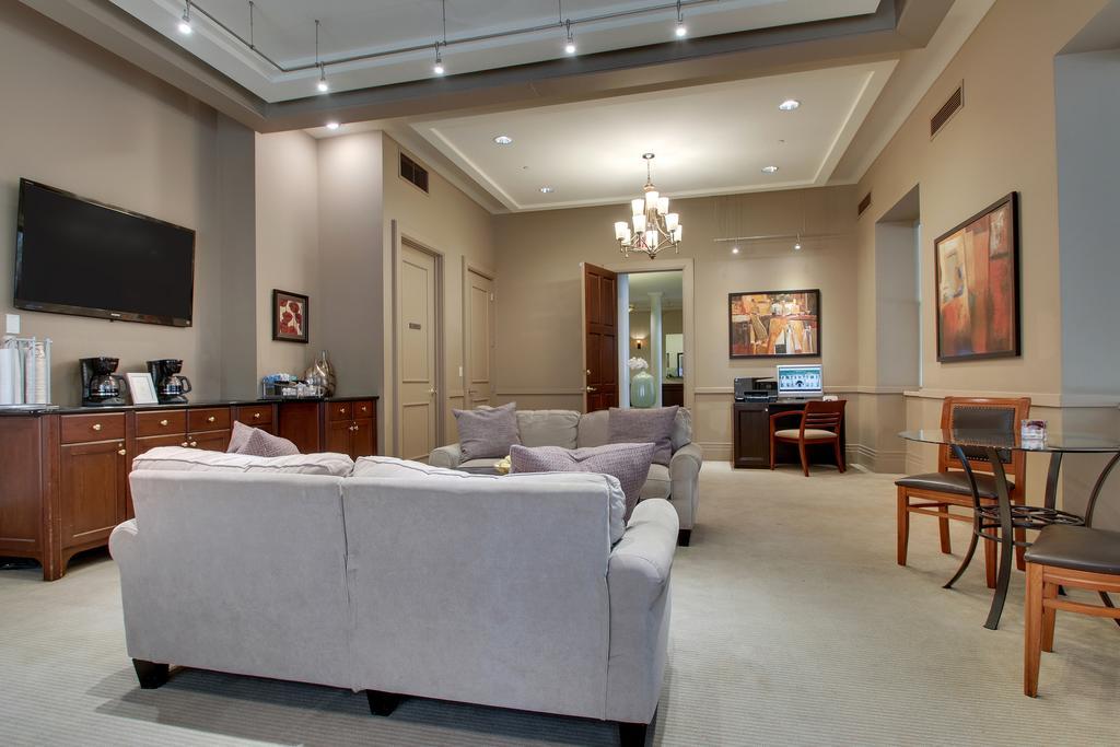 Dewitt Hotel And Suites Chicago Bagian luar foto