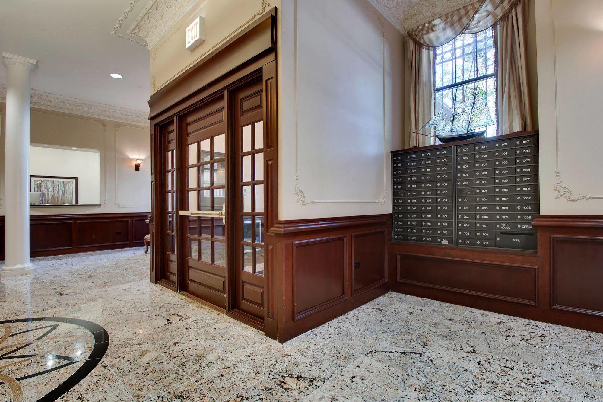 Dewitt Hotel And Suites Chicago Bagian luar foto