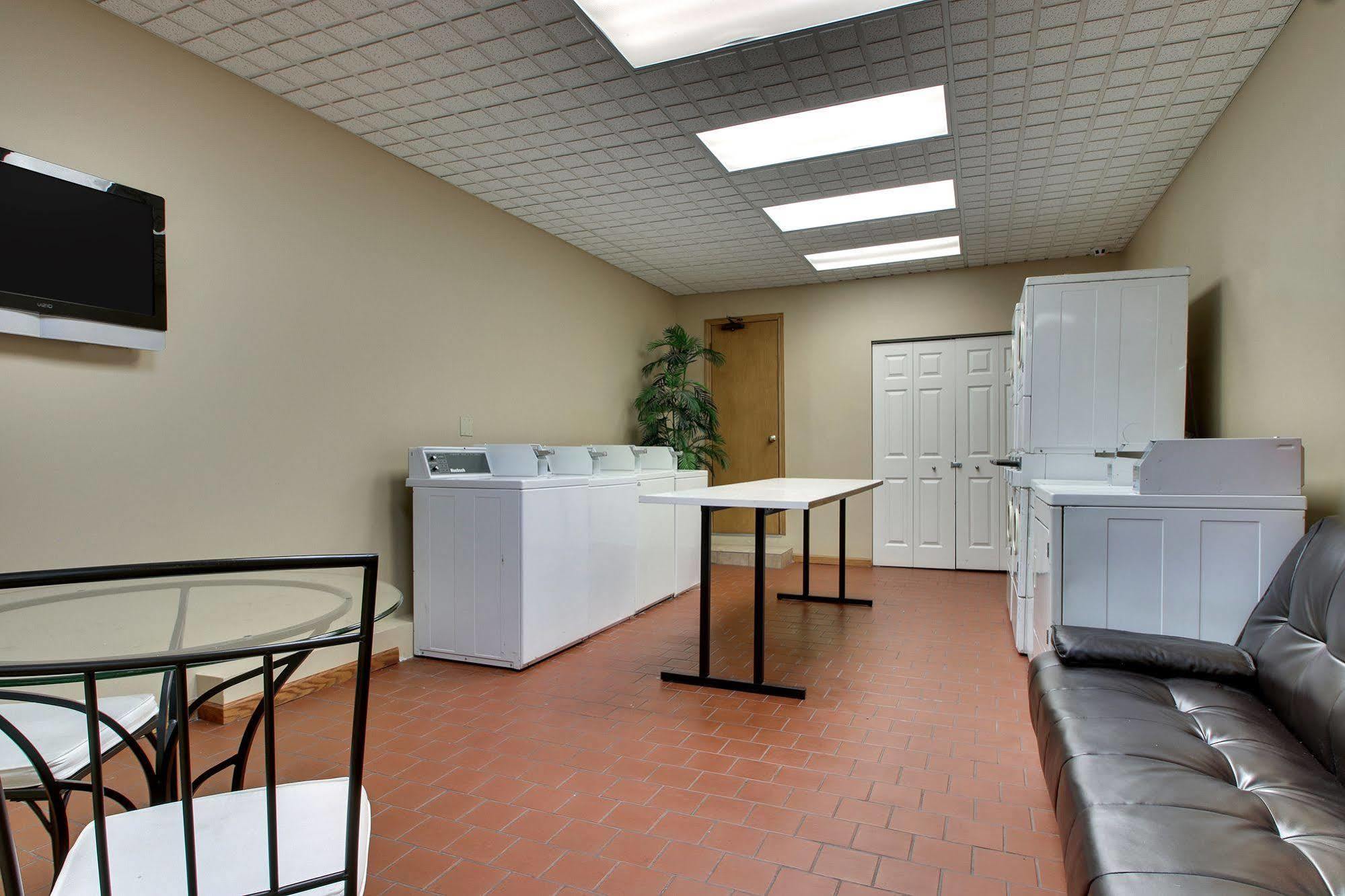 Dewitt Hotel And Suites Chicago Bagian luar foto