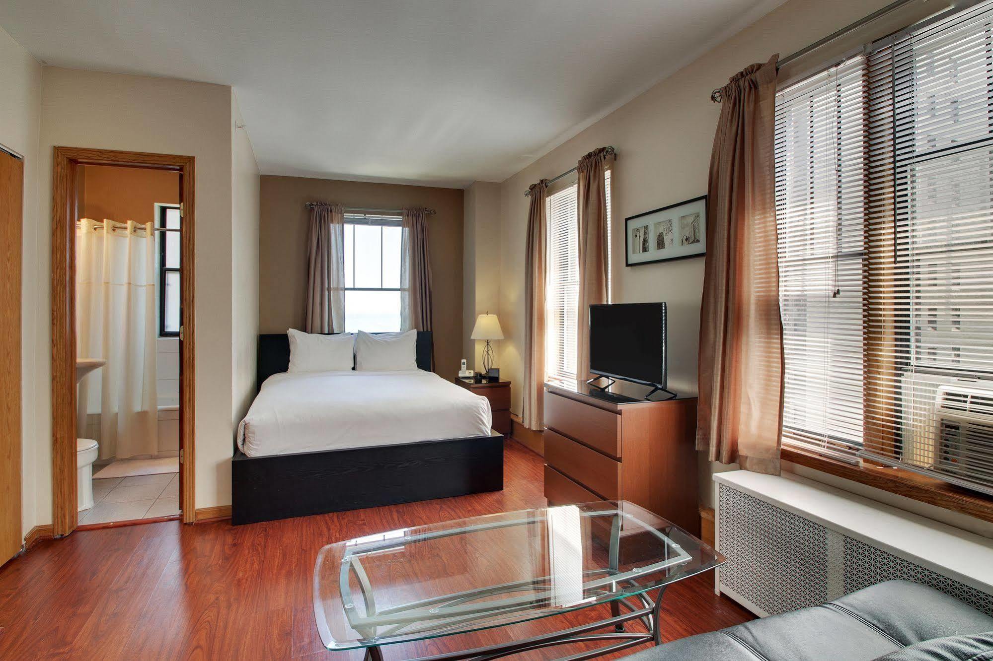Dewitt Hotel And Suites Chicago Bagian luar foto